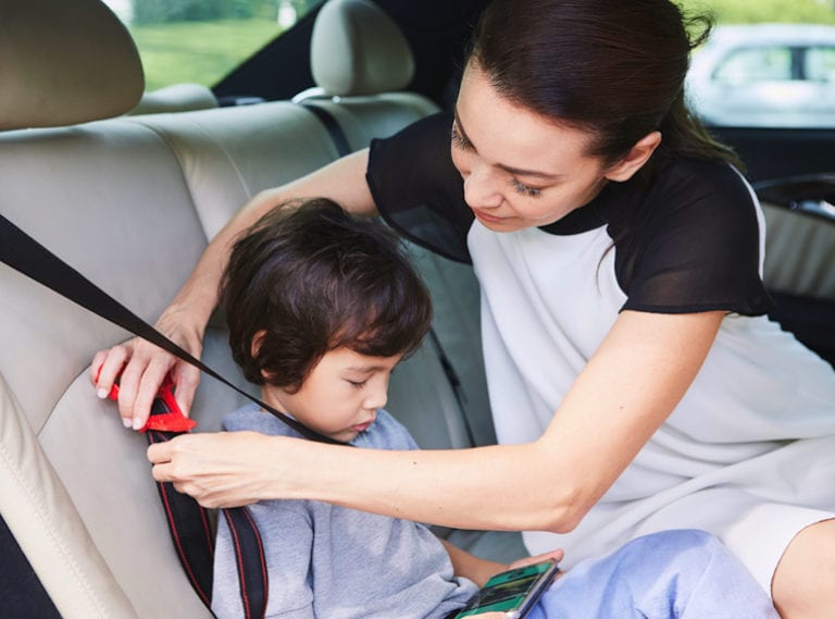 HOW TO TRAVEL SAFELY IN TAXIS WITH KIDS SAFETY RULES AND CAR SEAT