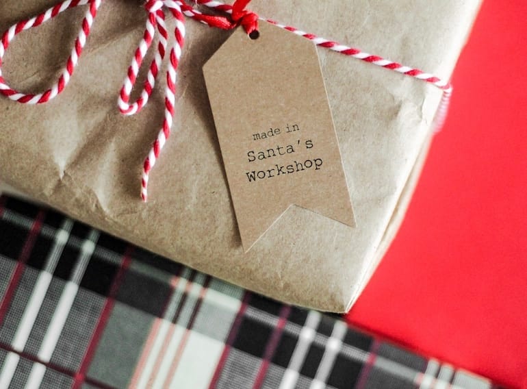 santa-in-singapore-present