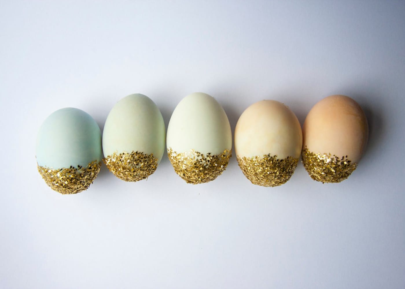 Easy Easter craft for kids: make glitter pastel eggs!