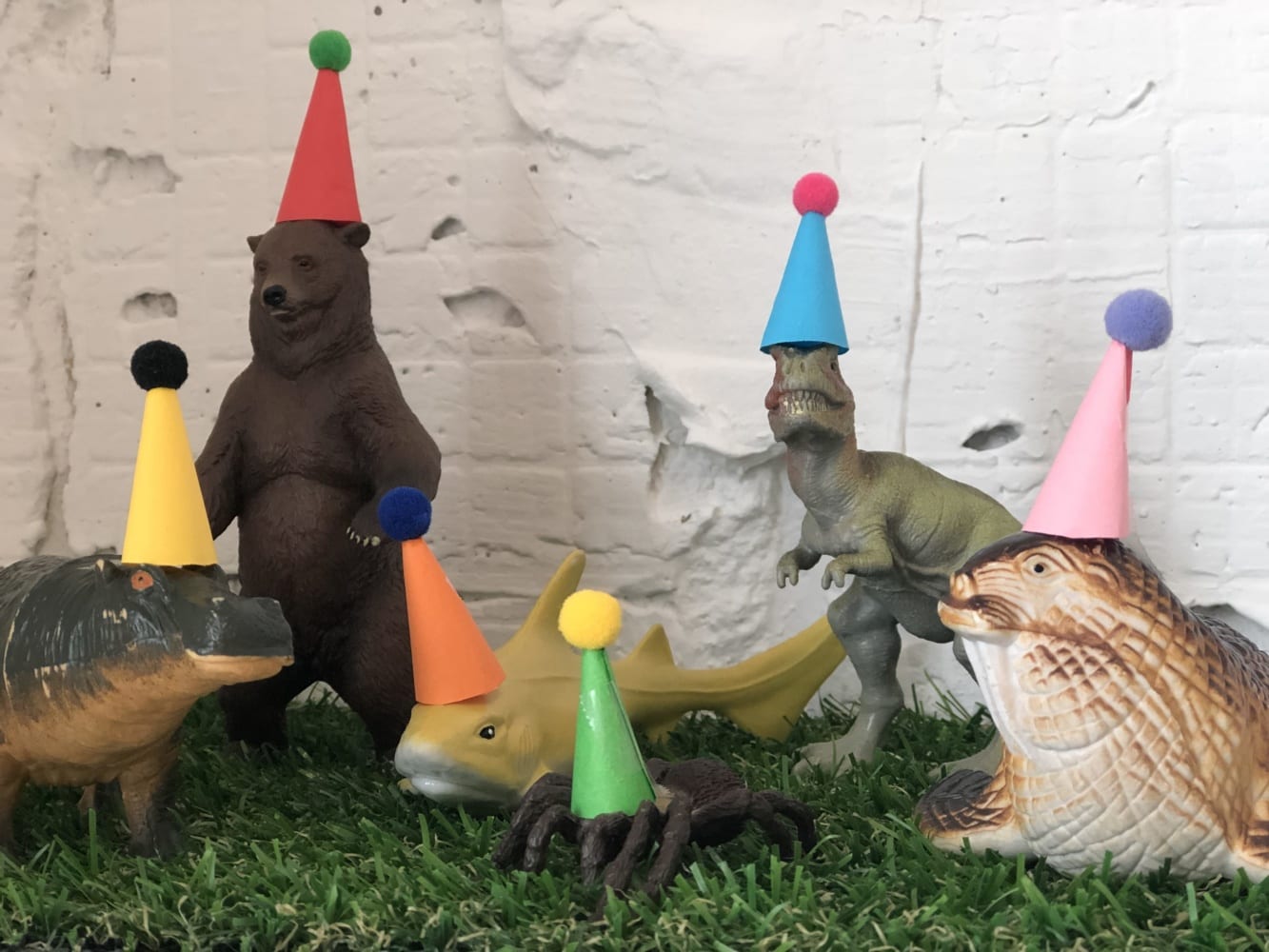 DIY alert! Mini birthday party hats for your plastic animal cake toppers to amp up the cute factor