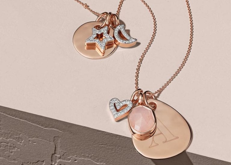 Personalised and engravable jewellery: initial necklaces and customised bracelets to honour your baby